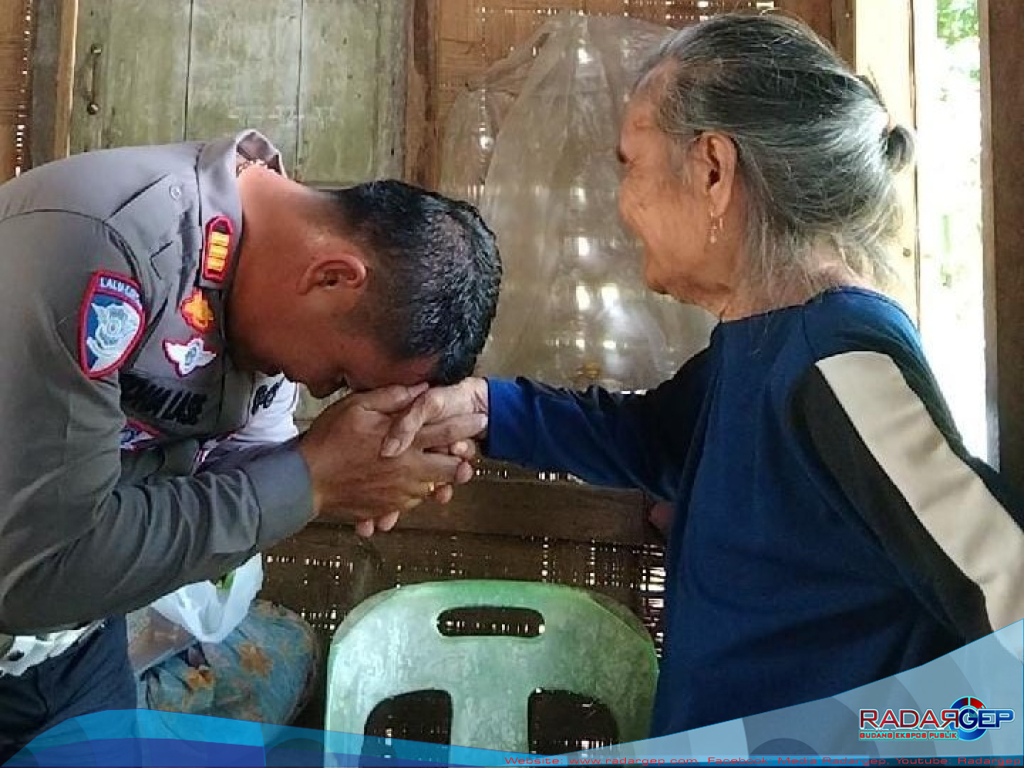 Polres Nias dan GBNN Salurkan Bansos Kepada Lansia di Desa Saombo